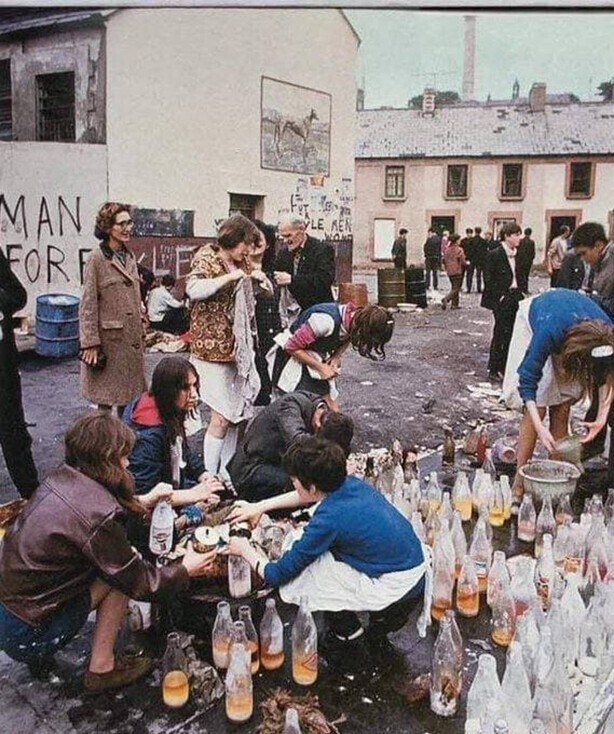 Историческое фото: 1969 год, город Дерри, простые ирландские девушки готовят «коктейли Молотова» во время битвы при Богсайде. Эта комбинация с простыми девушками и воспламеняющимися смесями потом ещё много где будет фотографироваться.
