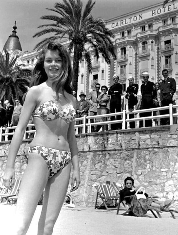 Юная Бриджит на пляже около отеля Carlton в период le **Festival de Cannes**