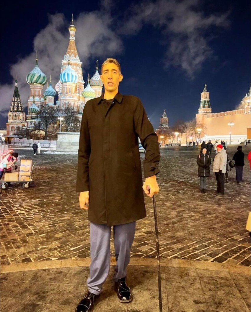 Самый высокий мужчина в мире приехал в Москву за невестой