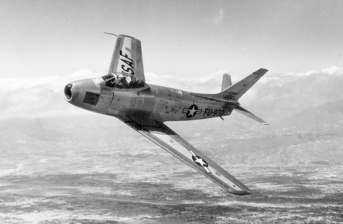 Как подбитый советский летчик протаранил американский самолет в небе Кореи