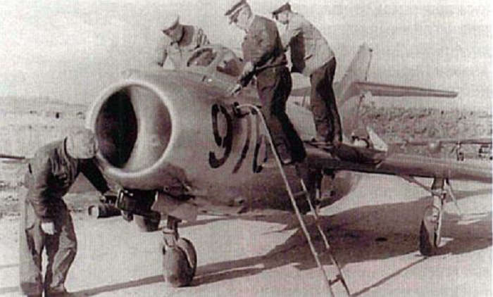 Как подбитый советский летчик протаранил американский самолет в небе Кореи