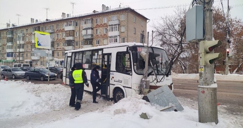 В Свердловской области водитель автобуса врезался в светофор, избегая столкновения с легковым автомобилем