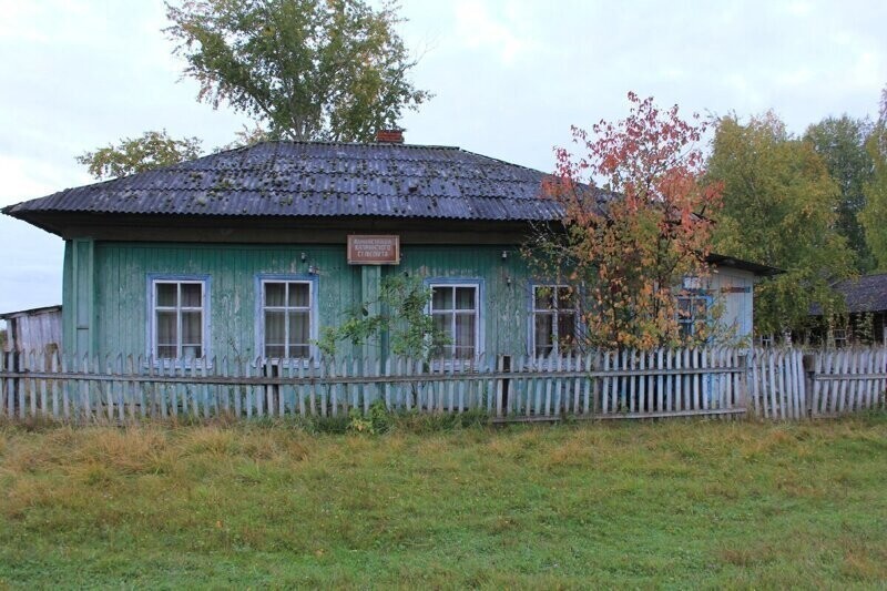 Здание бывшего сельсовета в деревне Санкино, близ одноименной станции АУЖД