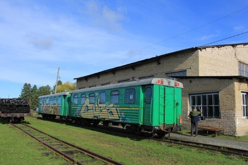 Туристический поезд на станции Санкино. Вдали стоит пассажирский вагон, который ходит до станции Калач АУЖД
