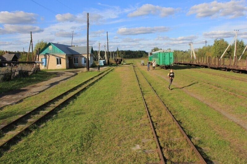 Юный зацепер бежит за отправившимся поездом. Это единственное развлечение для детей здесь. Фото сделано из последнего вагона