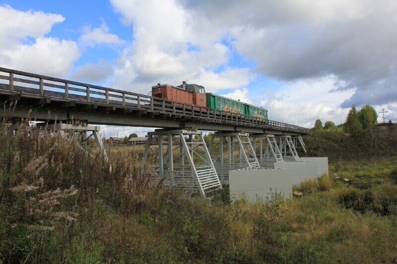 Поезд Алапаевской узкоколейки следует по мосту через реку Кыртомку. Быки впечатляют! Должно быть, ледоход тут сильный!