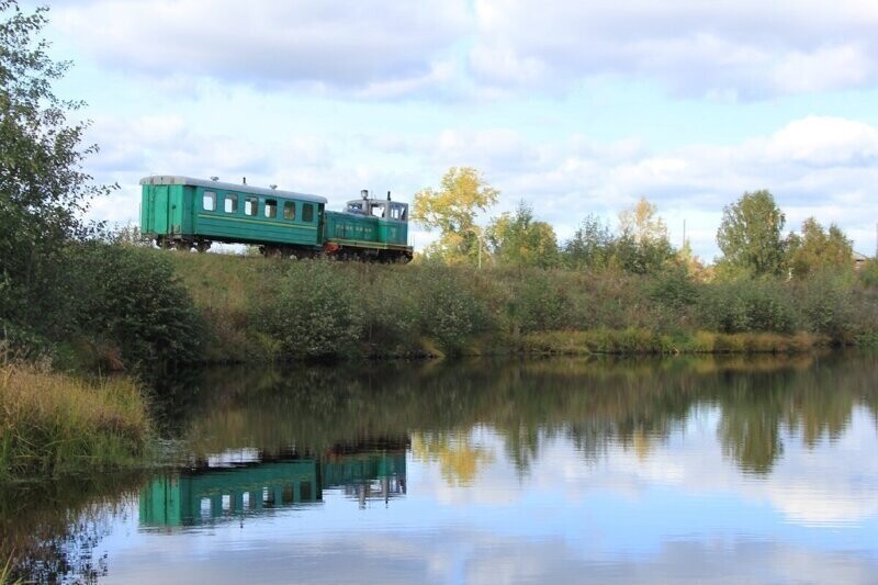 Пригородный поезд на берегу реки Строки, близ станции Строкинка Алапаевской узкоколейной железной дороги