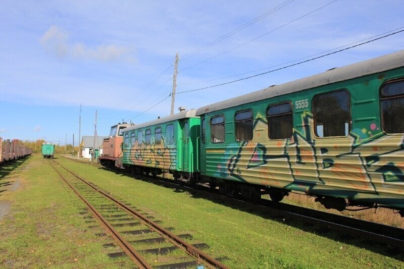Туристический поезд на станции Санкино. Вдали стоит пассажирский вагон, который ходит до станции Калач АУЖД