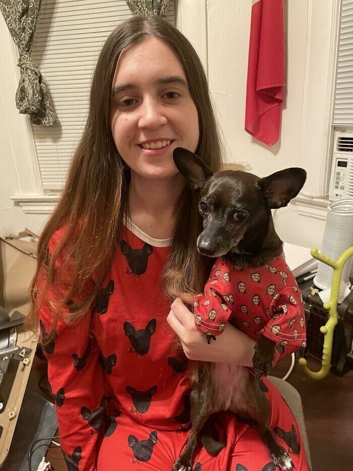"Мама подарила нам с собакой пижамки с нашими фото"