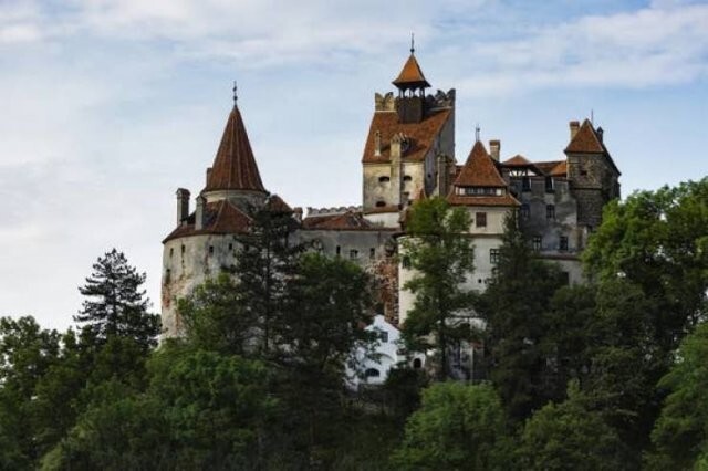 1. «Замок Бран (Дракулы) в Румынии переоценен. Он такой же, как и любой другой замок в горах Трансильвании, только посетить его стоит дороже и людей там больше».