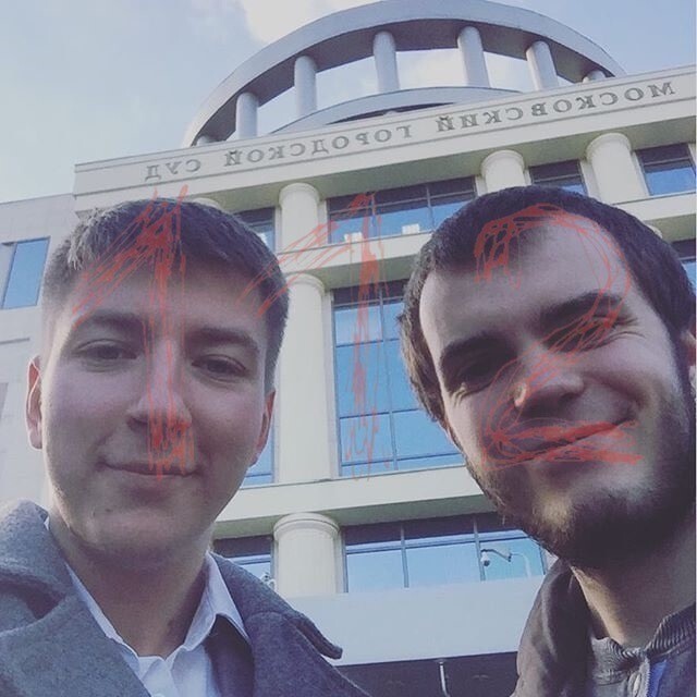 Афанасьев (слева) после очередного судебного разбирательства