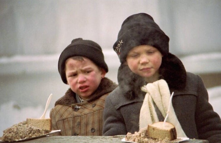 17. Бездомные дети и их благотворительный обед. Москва, 1995 год
