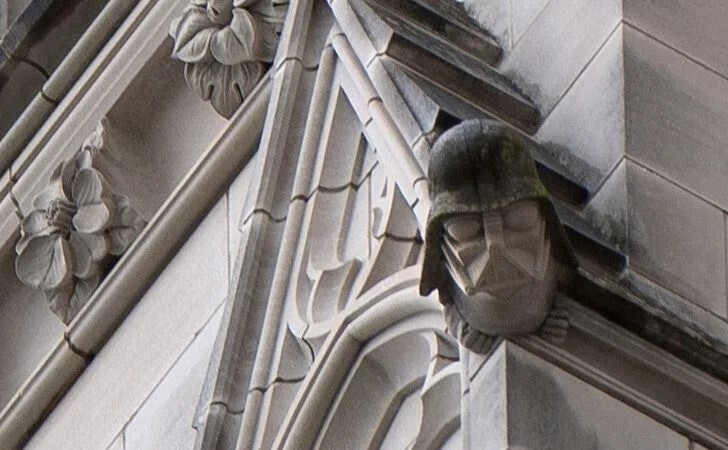 На Вашингтонском кафедральном соборе есть горгулья с головой Дарта Вейдера.