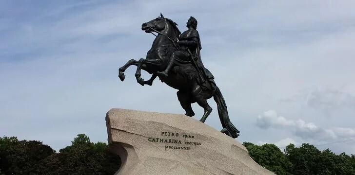 По ногам лошади можно узнать, как именно умерла фигура статуи, сидящая на ней.