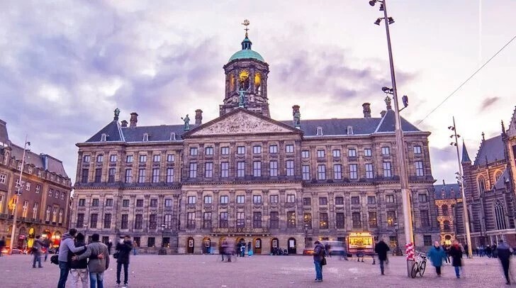 Королевский дворец в Амстердаме стоит на 13.659 деревянных сваях.