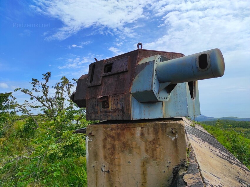 Заброшенные орудия МО-1-180 на острове Русский