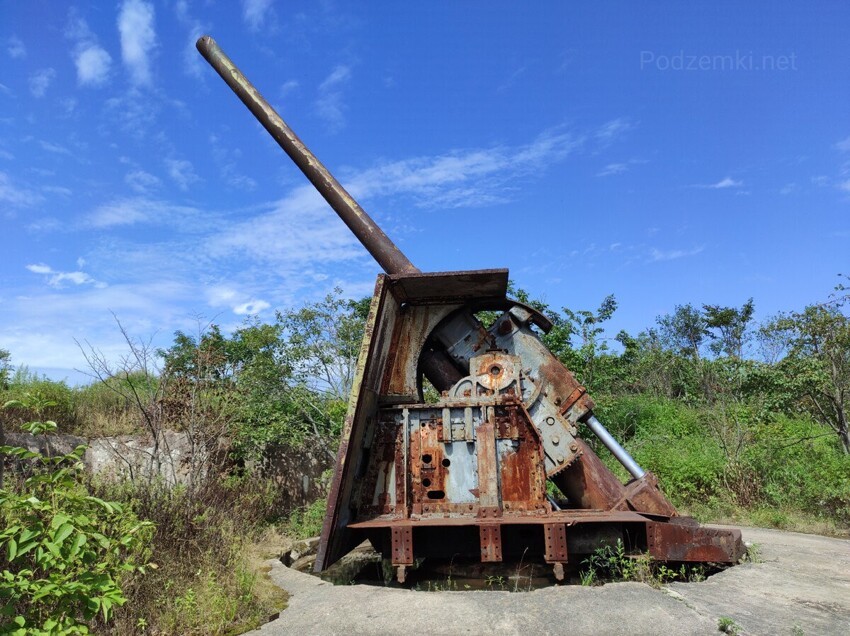 Заброшенные орудия МО-1-180 на острове Русский