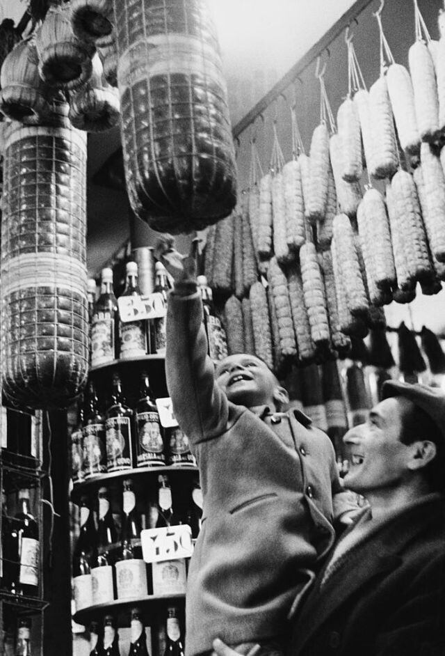 Семейный шоппинг на Рождество, Милан, 1958 год