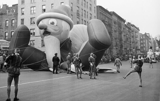 Рождественская катастрофа: падение надувного санта-Клауса во время ежегодного парада, устраиваемого универмагом Macy's в Нью-Йорке, 1941 год