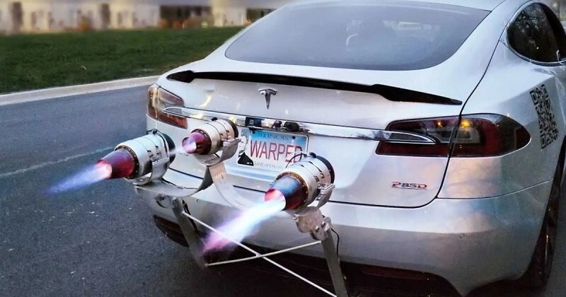 Tesla Model S оснастили тремя реактивными двигателями