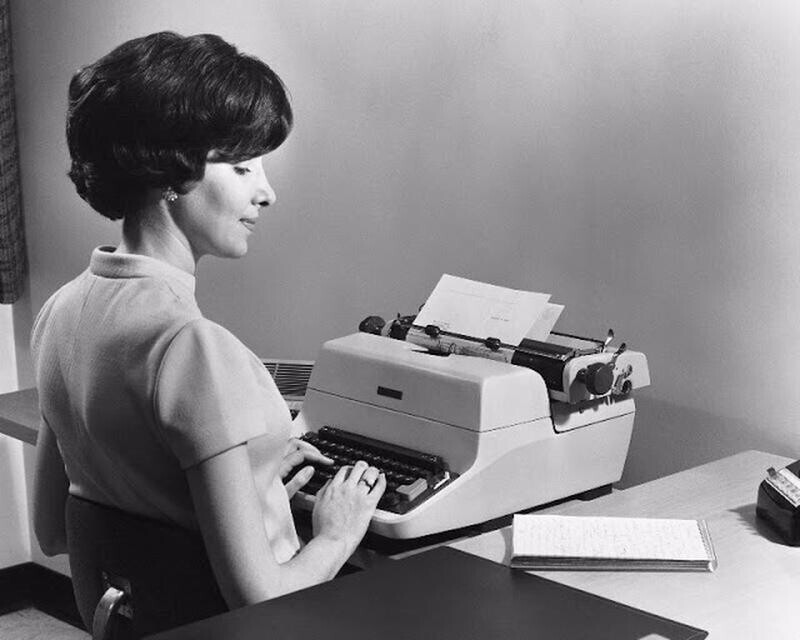 Эпоха до компьютеров: ретро фото девушек с пишущими машинками