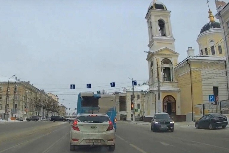 Машина известного в Тверской области священника BMW X3 ездит по встречной полосе