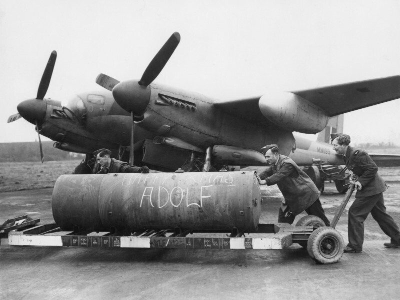  "Счастливого Рождества Адольф": оружейники Королевских ВВС загружает блокбастер-бомбу "Cookie" весом 4 000 фунтов на de Havilland Mosquito, 1944 год.