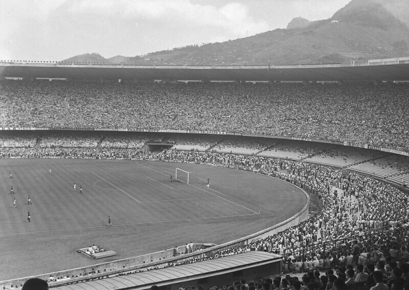 Финал чемпионата мира по футболу 1950 года между сборными Бразилии и Уругвая на стадионе "Маракана" посмотрели более 200 000 человек, и он остается самым посещаемым футбольным матчем за всю историю.