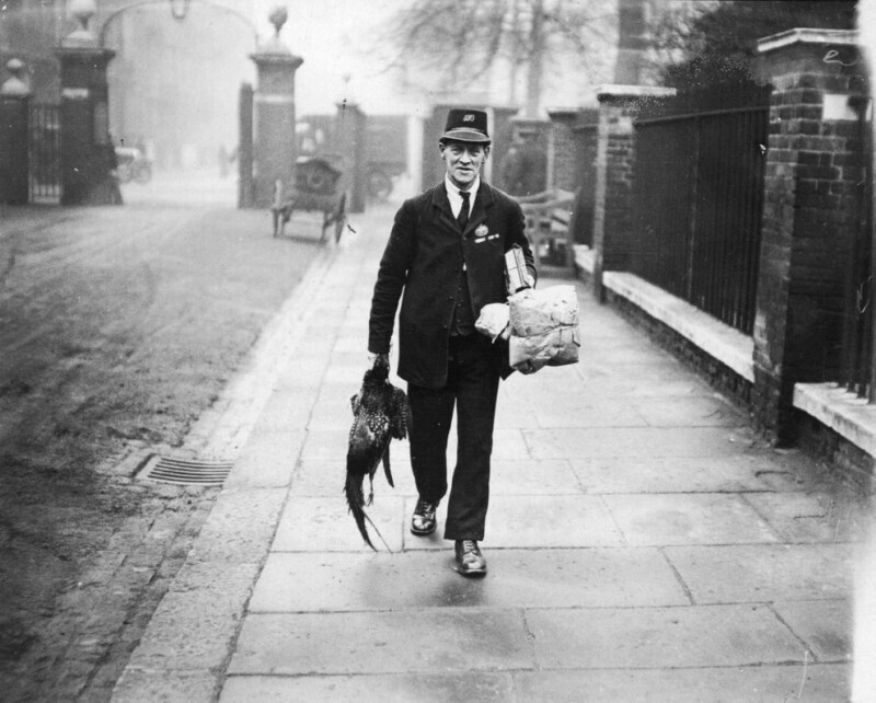 Почтальон доставляет рождественские посылки. Челси, Лондон. 1925 г.