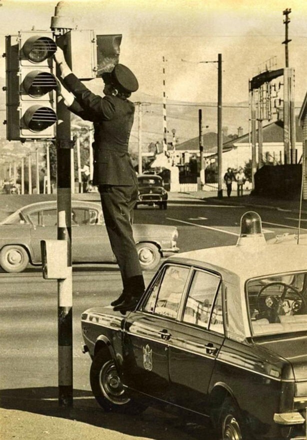 Полицейский настраивает светофор. Новая Зеландия, 1970-е годы.