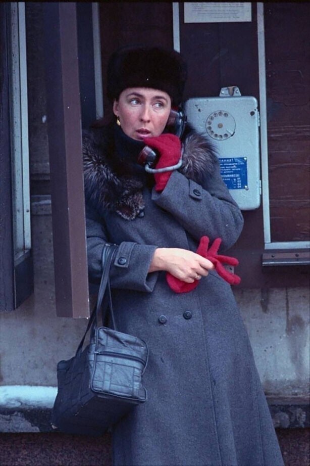 Женщина у таксофона в Москве. СССР, 1980-е.