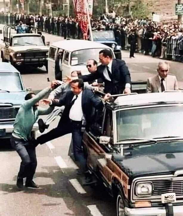 Египтянин пытается обратиться с просьбой к Мубараку во время его визита в Портсаид. 1987 г.