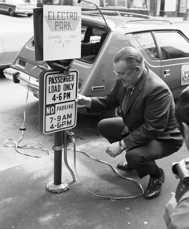  Зарядка электрического AMC Gremlin на зарядной станции. 1 час за 25 ¢. Сиэтл, 1973 г.