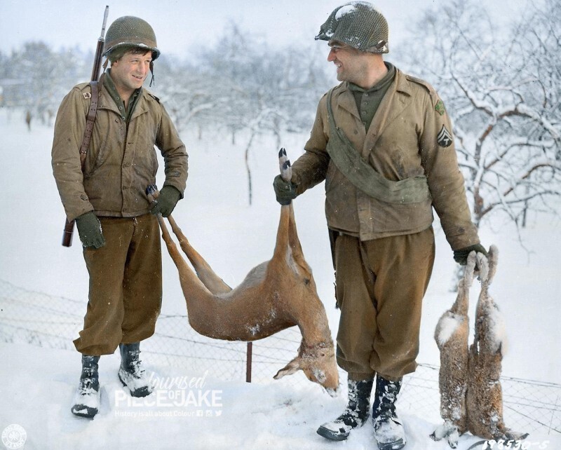 Американские солдаты разжились оленем и зайцами во время наступления в Арденнах. Зима 1944/45 г.
