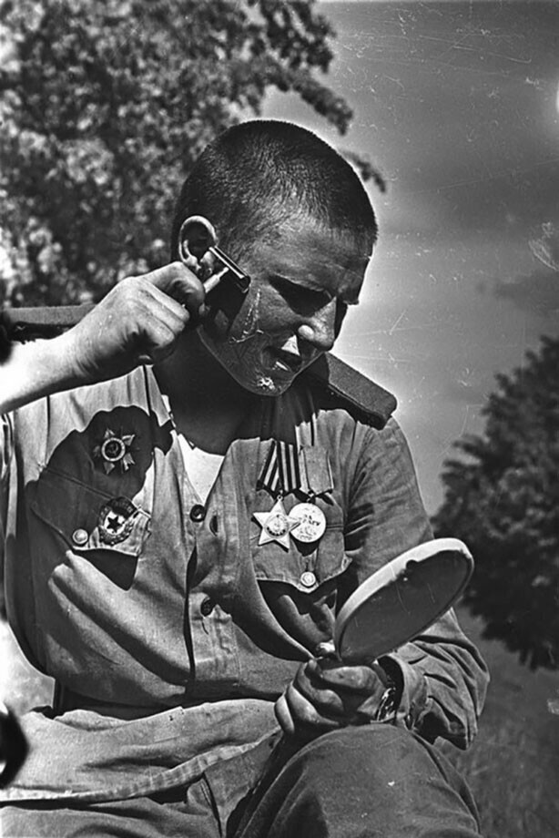 Гвардии рядовой Павел Карпов бреется ленд-лизовским Gillette перед возвращением на родину. Германия, июнь 1945 г.
