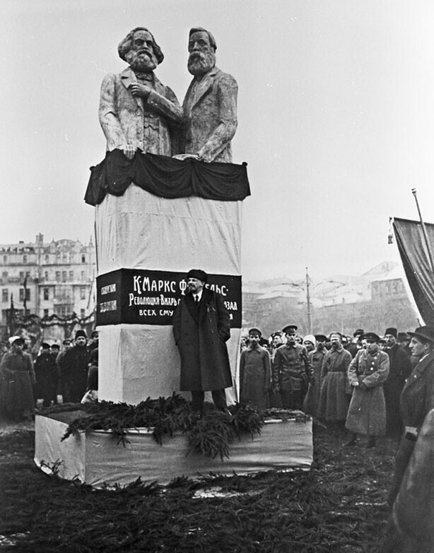 Ленин на открытии временного памятника Марксу и Энгельсу, 7 ноября 1918 года, Москва