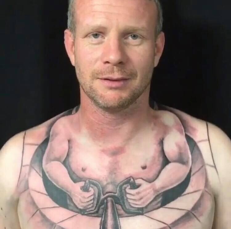 Какой смысл он вкладывал в эту татуировку?
