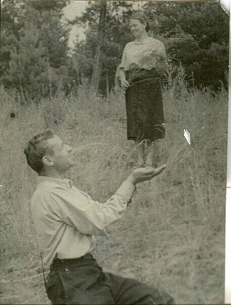 Так фотографировались еще наши бабушки и дедушки. Подмосковье, 1950-е.