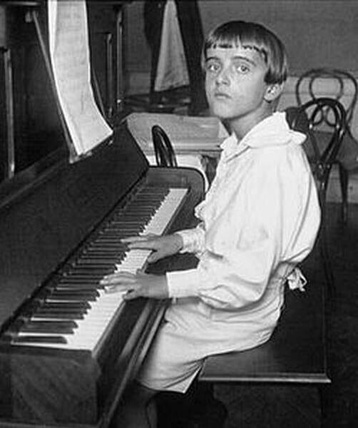Этот юный молодой человек...знаменитый итальянский композитор НИНО РОТА.. получивший ОСКАР за музыку к фильму " Крестный отец" 1974г