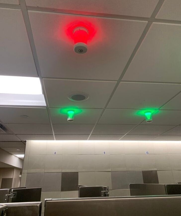 Туалет в аэропорту Далласа, США. Лампы над кабинками горят зеленым или красным, в зависимости от того, свободна ли кабинка