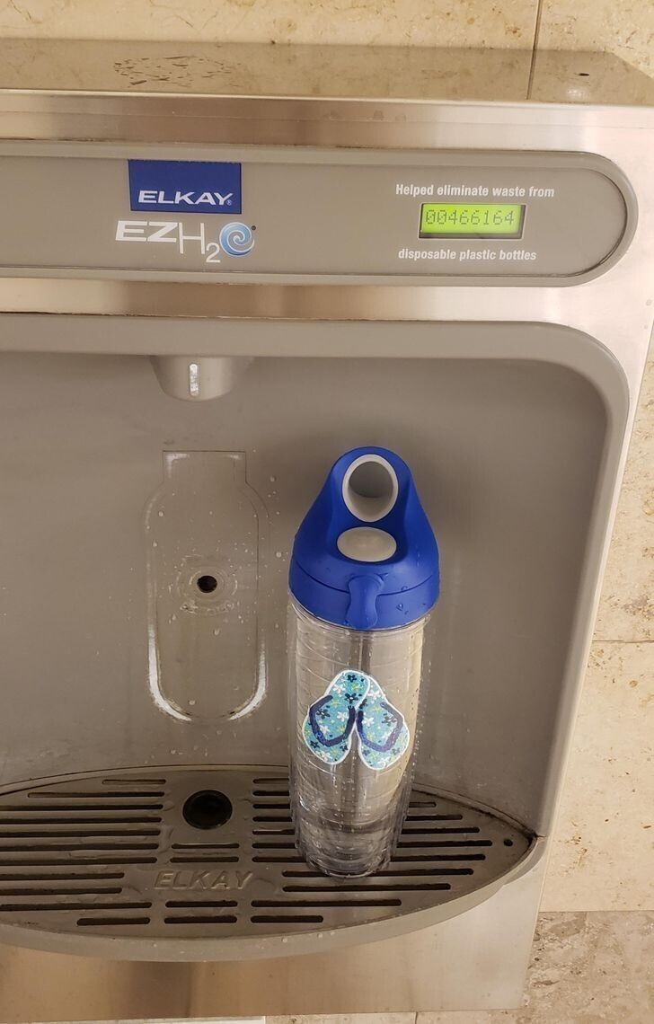 Станция для наполнения пластиковых бутылок водой в аэропорту