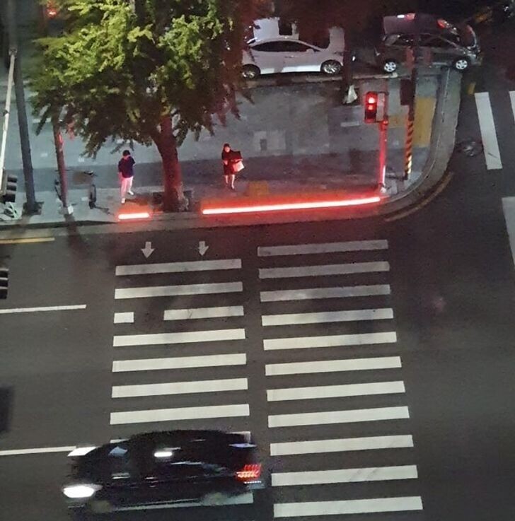 На пешеходных переходах в Корее есть световые полосы на тротуаре
