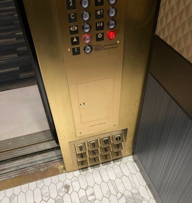 Кнопки в лифте с номерами этажей, которые можно нажать ногой