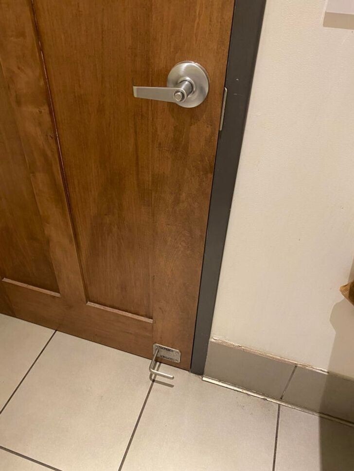 Специальный крючок на двери, чтобы можно было открыть ее ногой