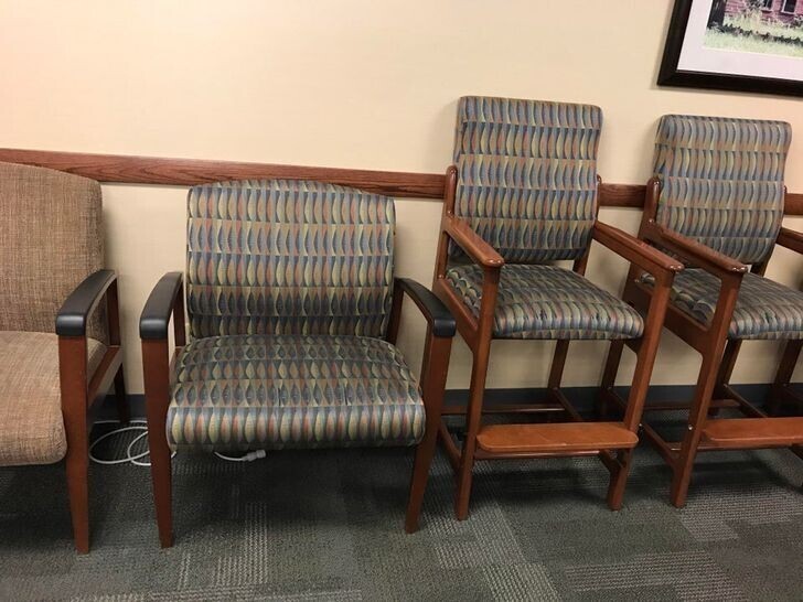 Некоторые стулья в больнице выше обычных, и предназначены для людей с двигательными проблемами