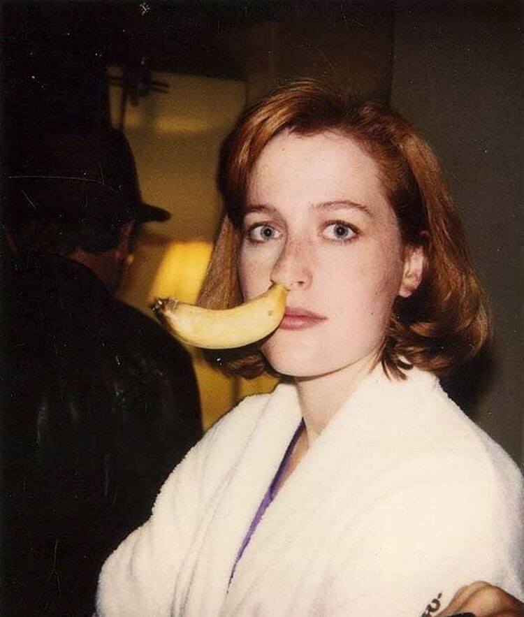 Джиллиан Андерсон с бананом в носу на съемках сериала «Секретные материалы», 1990-е