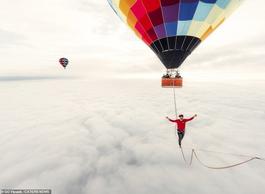 Экстремал установил мировой рекорд, пройдя между воздушными шарами на высоте 1800 метров