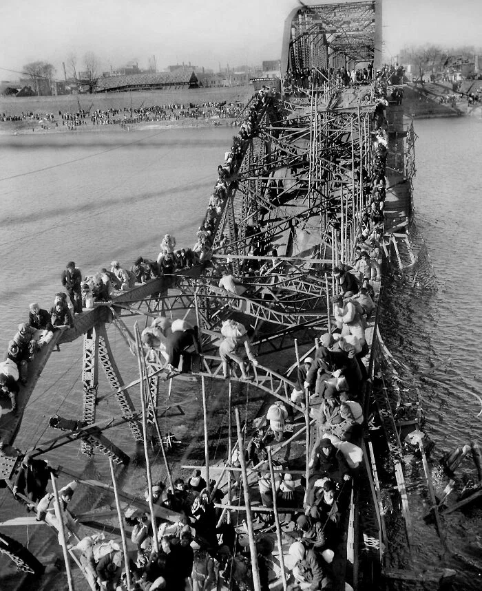 1951, "Бегство беженцев через разрушенный мост в Корее"