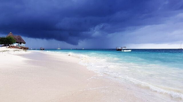 Пасмурное небо над пляжем Нунгви.