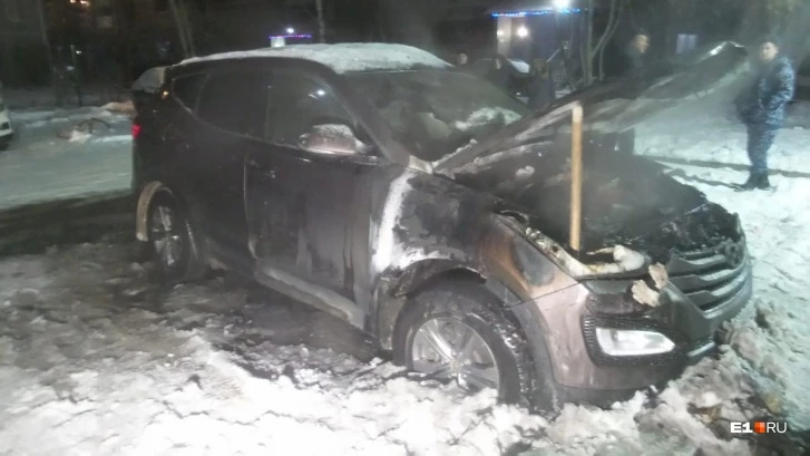 В Екатеринбурге мужчине предложили "оформить подписку" на безопасную парковку у дома, а за отказ сожгли авто